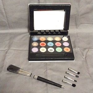 Bella Bellissima Cosmetic Eyeshadow Colour Pallette with 5 Brush Heads